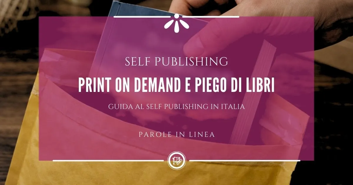 Pod o Piego di libri, una mano che inserisce un romanzo in una busta per spedizioni.